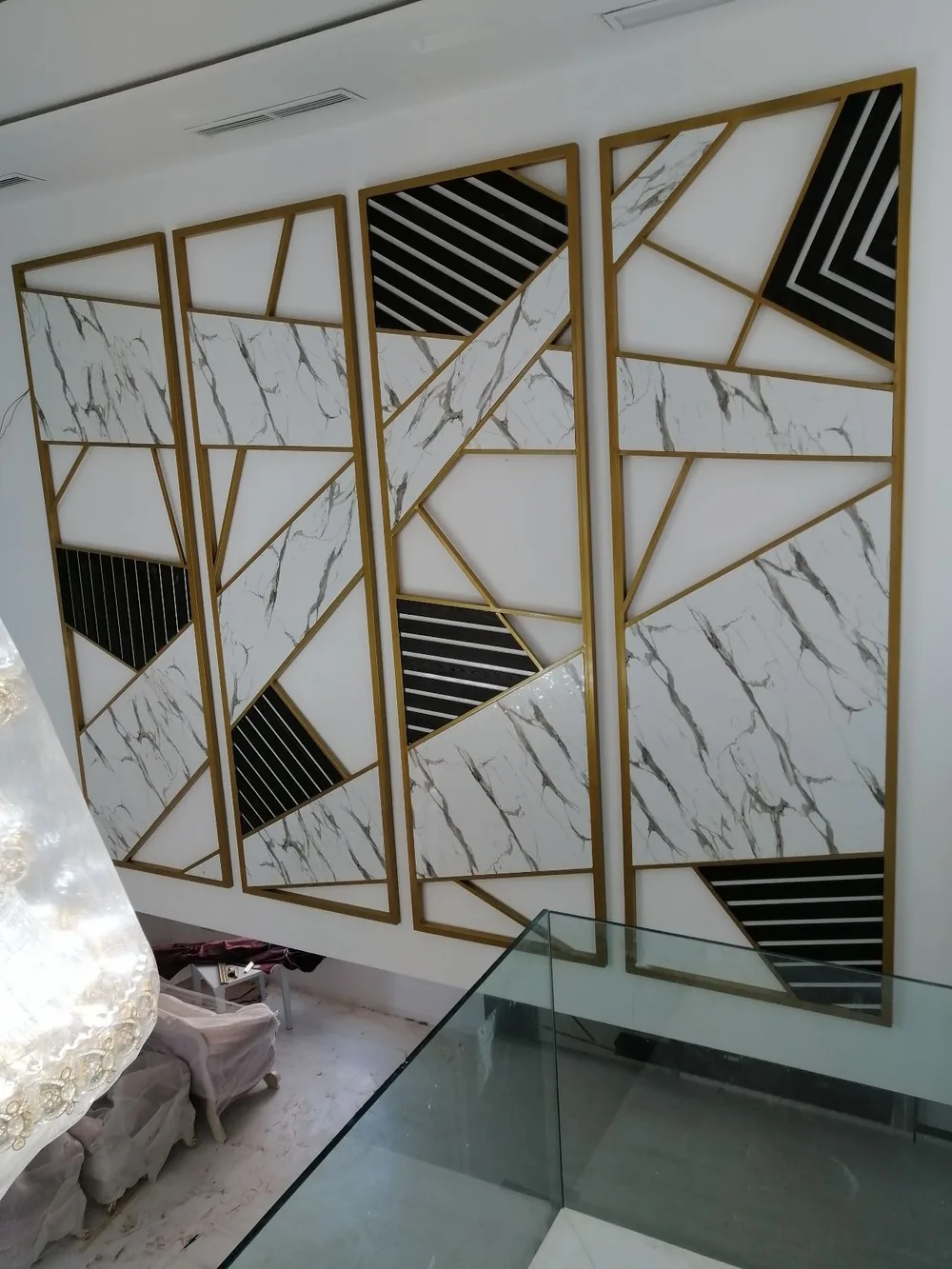 Panneaux muraux décoratifs sur mesure — détail cadres laiton